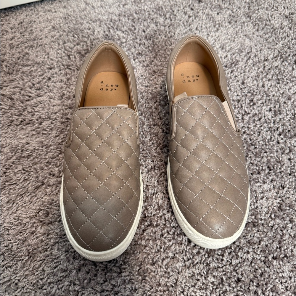 A New Day Womens Reese Quilted Sneakers Grey Brown Size 8.5